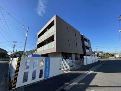 【外観】 | トリコロールK【SHM】 | 積水ハウス施工の賃貸住宅シャーメゾン♪2024年3月下旬完成の新築3階建てマンション♪