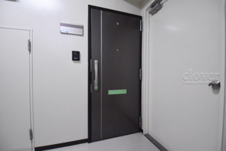 【その他共用部分】 | ダブルロック式の玄関ドアが皆様をお出迎え。お部屋のセキュリティの観点からも、うれしい設備ですね。玄関の色もシックで良い感じです。～即日のご見学可能～　お問合せはお気軽にどうぞ。