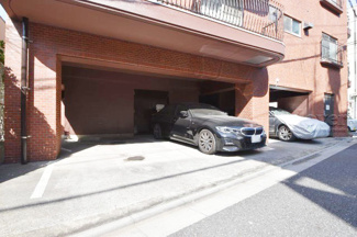 【駐車場】 | 屋根付きの駐車場スペース。空きの有無や駐車料金、サイズ規定などについては、改めてお問い合わせください。～即日のご見学可能～　お問合せはお気軽にどうぞ。
