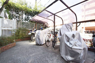 【駐車場】 | 屋根付きのバイク置き場。空きの有無や駐車料金、サイズおよび排気量規定などについては、改めてお問い合わせください。～即日のご見学可能～　お問合せはお気軽にどうぞ。