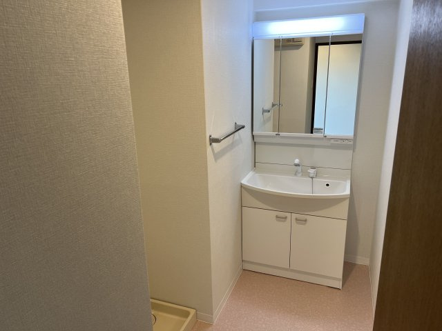 【独立洗面台】 | アークメゾン井尻 | 独立洗面台、小物を置くことができて便利です