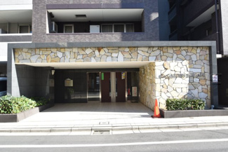 【エントランス】 | オートロックを備えた、マンションのエントランス。やはりセキュリティの観点は欠かすことができません。皆様を“安全”に送り出し、出迎えてくれます。～即日のご見学可能～　お問合せはお気軽にどうぞ。