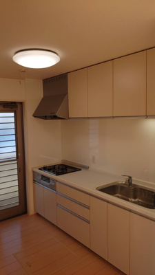 【キッチン】 | 西河原戸建賃貸 | 通風式の勝手口もあり便利です。