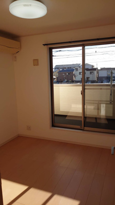 【洋室】 | 西河原戸建賃貸 | バルコニー付きの２階洋室5.5帖です。全居室クローゼット付きです。エアコン付いています