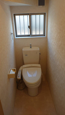 【トイレ】 | 西河原戸建賃貸 | 1階にはシャワートイレが付いています。