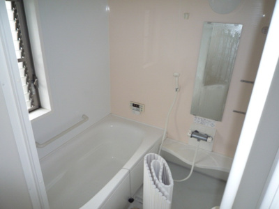 【浴室】 | 西河原戸建賃貸 | 明るく清潔感のある1坪タイプのシステムバス