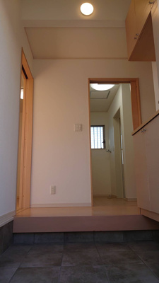 【玄関】 | 西河原戸建賃貸 | 吹き抜けのある玄関は明るくて開放的ですよ