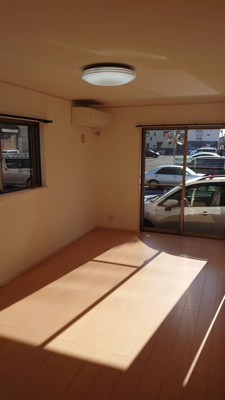 【居間・リビング】 | 西河原戸建賃貸 | 陽当たりがよく、明るいリビングです。エアコン付いています