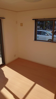 【洋室】 | 西河原戸建賃貸 | リビング横の洋室です。