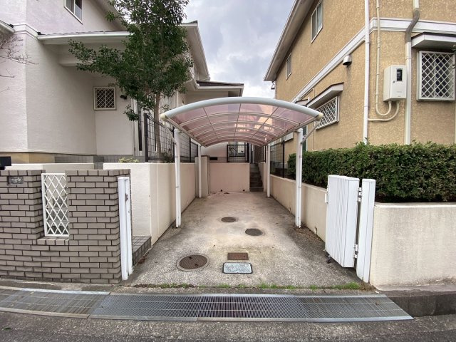 津々山台4丁目戸建の駐車場