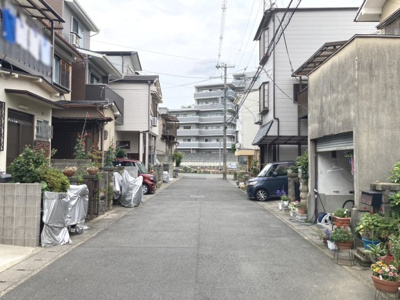 【前面道路含む現地写真】 | 向島津田町　中古戸建 | 前道幅員約6ｍ、閑静な住宅地です♪