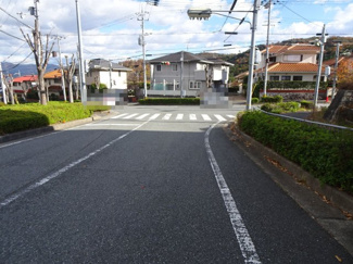 【前面道路含む現地写真】 | 川西市けやき坂2丁目　建築条件無土地