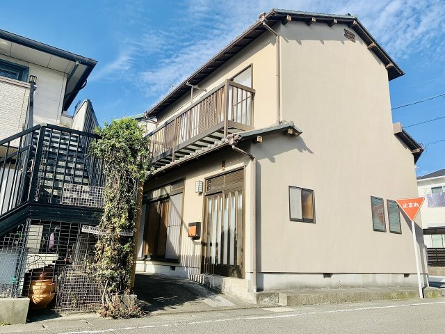 売中古戸建　静岡市駿河区上川原の外観|風通しのいい、南向きの角地にあります。