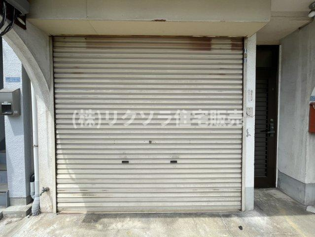 守口市八雲北町2丁目　中古戸建の駐車場|シャッター付駐車場
■物件内覧・資金計画相談・住宅ローン相談、リフォーム相談、お問合せ受付中■
※当日・翌日のご内覧、ご相談はお電話でのお問合せがスムーズです！