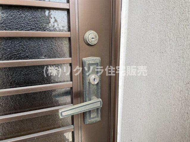 守口市八雲北町2丁目　中古戸建の防犯設備|ツーシリンダー錠
■物件内覧・資金計画相談・住宅ローン相談、リフォーム相談、お問合せ受付中■
※当日・翌日のご内覧、ご相談はお電話でのお問合せがスムーズです！