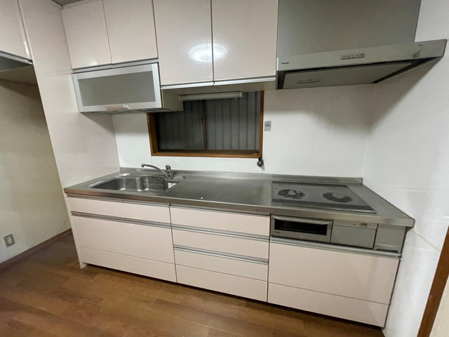 守口市八雲北町2丁目　中古戸建のキッチン|IHクッキングヒーター
■物件内覧・資金計画相談・住宅ローン相談、リフォーム相談、お問合せ受付中■
※当日・翌日のご内覧、ご相談はお電話でのお問合せがスムーズです！