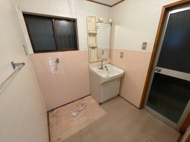 守口市八雲北町2丁目　中古戸建の脱衣所|■物件内覧・資金計画相談・住宅ローン相談、リフォーム相談、お問合せ受付中■
※当日・翌日のご内覧、ご相談はお電話でのお問合せがスムーズです！