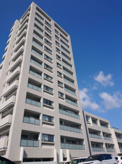 【外観】 | 大橋駅まで徒歩9分で天神へのアクセス便利。徒歩2分のバス停からバスも出ています。学校や買い物施設も徒歩圏内に充実しているので、永く快適に暮らせます