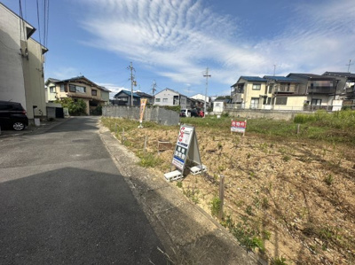 【前面道路含む現地写真】 | 深草東伊達町　新築戸建 | 深草小学校まで徒歩9分、深草中学校まで徒歩6分とお子様の通学に便利な立地です♪
