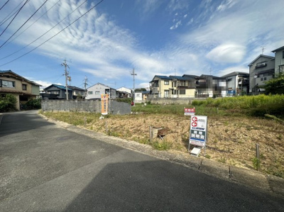 【前面道路含む現地写真】 | 深草東伊達町　新築戸建 | 前道南側約4ｍ、間口約25.4ｍで陽当たり良好です!!