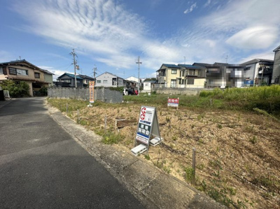 【前面道路含む現地写真】 | 深草東伊達町　新築戸建 | 第一種低層住居専用地域のため、隣との建物に距離があり通風良好です♪