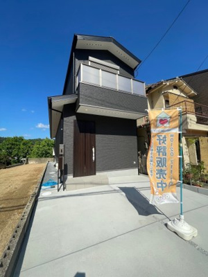 【前面道路含む現地写真】 | 西賀茂蟹ヶ坂町　新築戸建 | 黒を基調としたお洒落でモダンな外観です♪