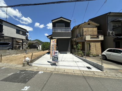 【前面道路含む現地写真】 | 西賀茂蟹ヶ坂町　新築戸建 | バルコニー部分がパネルタイプの為、光が多く入り室内がより明るい印象に感じられます♪