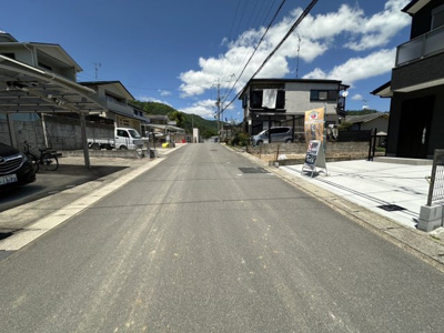 【前面道路含む現地写真】 | 西賀茂蟹ヶ坂町　新築戸建 | 土地面積29.8坪♪　東側が大変開放的です♪　ウッドデッキや２階のバルコニーからは自然豊かな山々の景色がのぞめます♪
