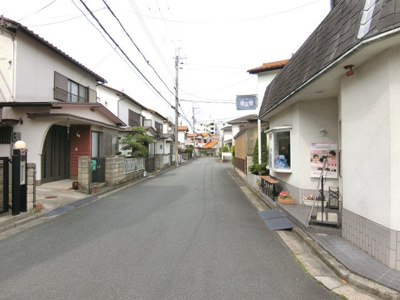 【前面道路含む現地写真】 | 三宅町1丁目　中古戸建 | 前道南東幅員5.8ｍ
