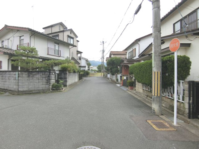 【前面道路含む現地写真】 | 三宅町1丁目　中古戸建 | 閑静な住宅地です♪