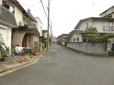 【前面道路含む現地写真】 | 三宅町1丁目　中古戸建 | 車の出入りも余裕がある前道です♪