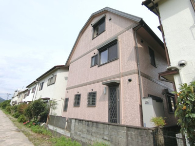 【前面道路含む現地写真】 | 三宅町1丁目　中古戸建 | 年谷川の遊歩道からの外観
陽当たり、眺望、通風良好です♪