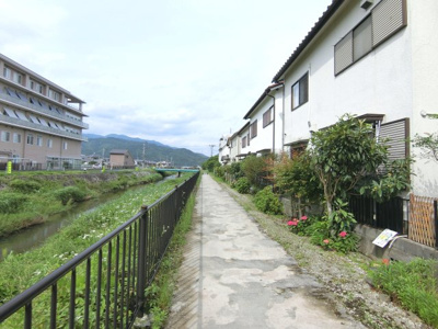 【前面道路含む現地写真】 | 三宅町1丁目　中古戸建 | 毎日のお買い物に便利なFRESCO 亀岡店まで徒歩6分♪
