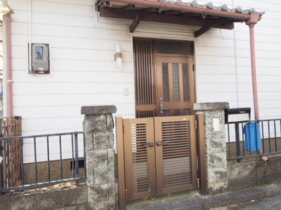 【エントランス】 | 東神吉町西井ノ口戸建 | 清潔なエントランスです