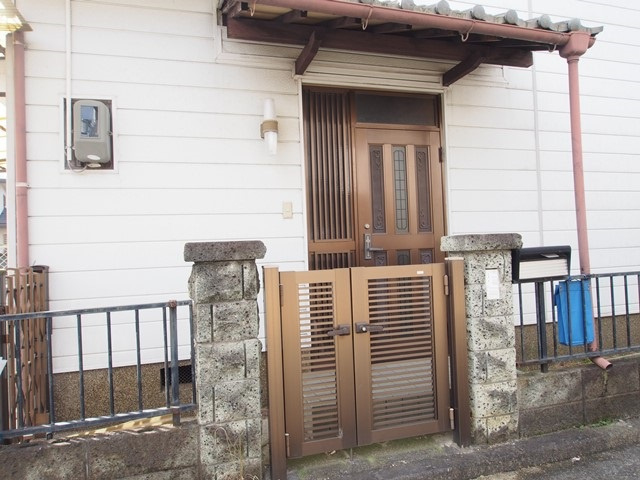 【エントランス】 | 東神吉町西井ノ口戸建 | 清潔なエントランスです