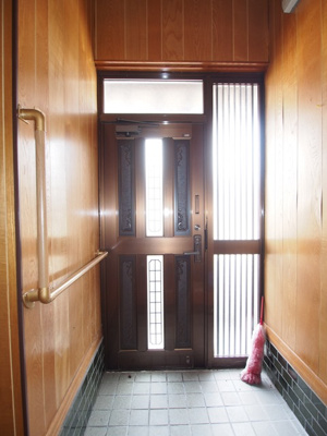 【玄関】 | 東神吉町西井ノ口戸建 | 明るい玄関です