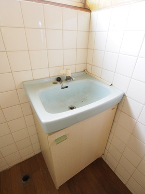 【洗面所】 | 東神吉町西井ノ口戸建 | ゆったりとスペースのある洗面所