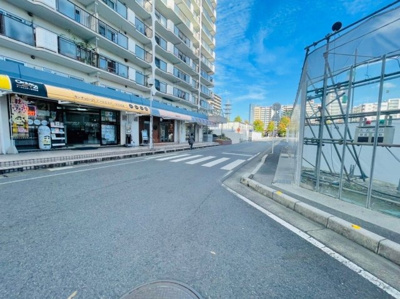 【周辺】 | 大津スカイハイツ | 道路を渡るとすぐにファミリーマートがあり、便利です♪スーパーも徒歩3分のところにあります♪