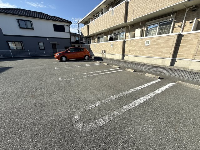 エクセラン則直Ⅲの駐車場