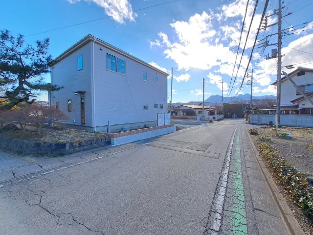 新築　渋川市北牧第7　Livele Garden.S　1号棟の前面道路含む現地写真|現地写真　北側接道幅員約5ｍ