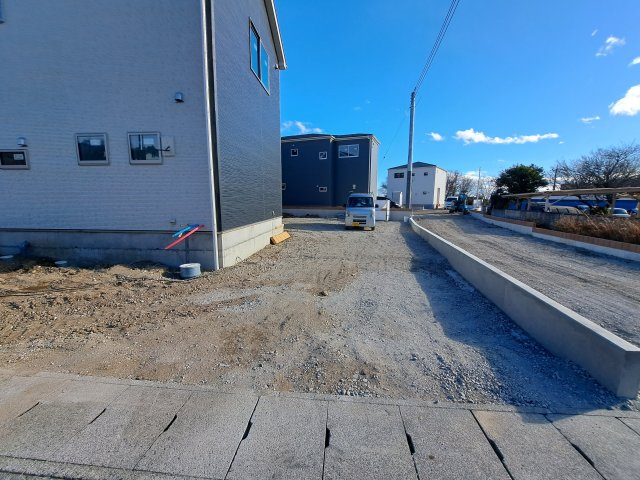 新築　渋川市北牧第7　Livele Garden.S　1号棟の駐車場|現地写真　 駐車スペース広々！並列で３台+1台置けます♪					
