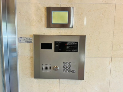 【エントランス】 | エミネンス西院 | TVモニター付きインターホンがあると、誰かが来た時に相手の顏を簡単に確認できます♪プライバシー保護、防犯効果もあります♪