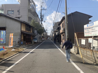 【前面道路含む現地写真】 | 間口が約7.0ｍありますので、駐車2台可能な土地です♪