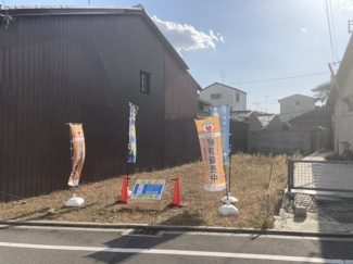【前面道路含む現地写真】 | 西側は現状隣地の駐車場につき開放感があります♪