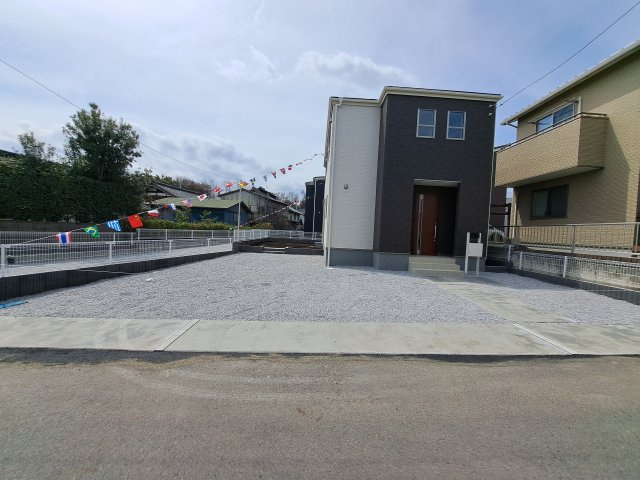 新築　北群馬郡吉岡町漆原第2　Livele Garden.S　2号棟の駐車場|現地写真　駐車スペースは並列4台分可能です！					
