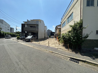 【前面道路含む現地写真】 | 東側：前道幅員約10.63ｍ　間口約9.02ｍ
