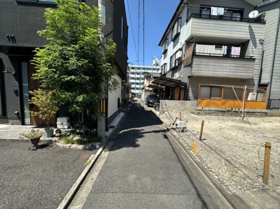 【前面道路含む現地写真】 | 西院追分町　売土地（建築条件無） | 西側：前道幅員約2.3ｍ　間口約6.33ｍ