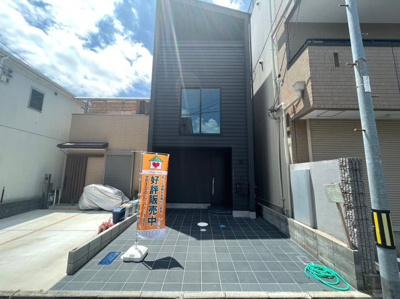 【外観】 | 西ノ京藤ノ木町　新築戸建 | お洒落なデザイン住宅!!
駐車スペースにもポーチタイルを採用することで、掃除がしやすく滑りにくくなっております!!