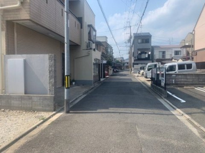 【前面道路含む現地写真】 | 西ノ京藤ノ木町　新築戸建 | 東側道路、幅員4.4ｍ。閑静な住宅地です!!
