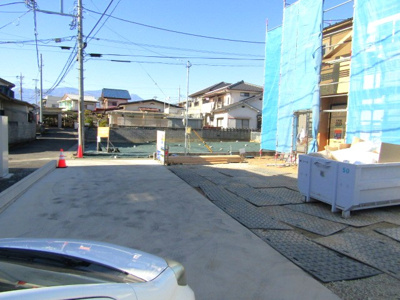 【前面道路含む現地写真】 | ブルーミングガーデン甲府市千塚5丁目2期　1号棟 | 前面道路含む現地写真です